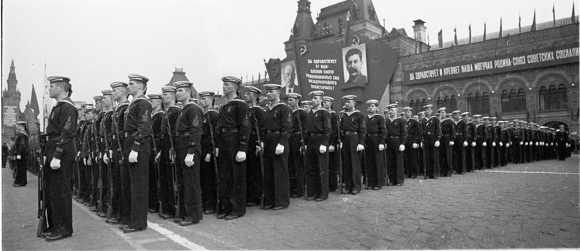 Моряки на параде Победы 1945