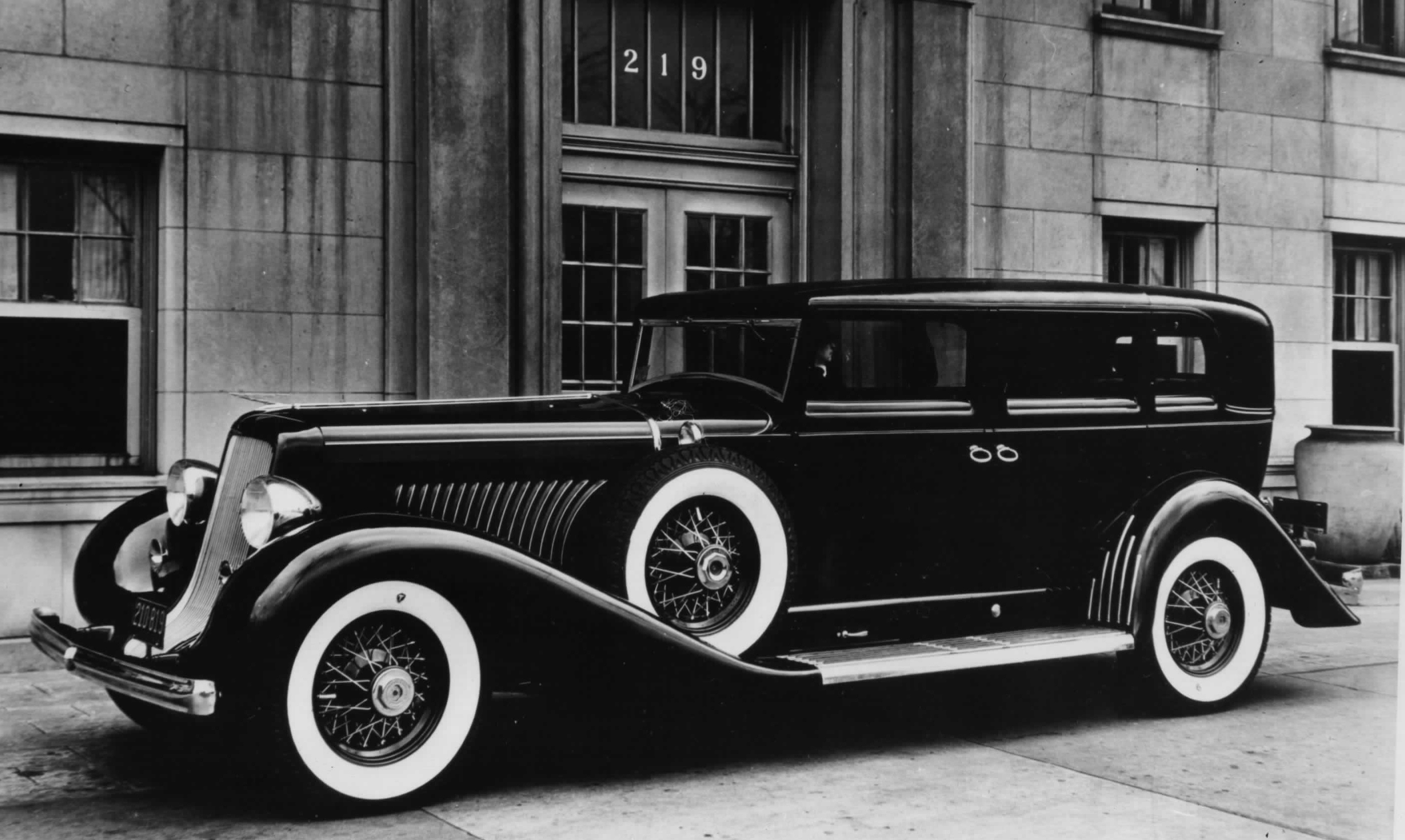 Черно белая 30. 1934 Duesenberg Limousine. Smith v12. Дюзенберг лимузин. Skoda Superb 1936.