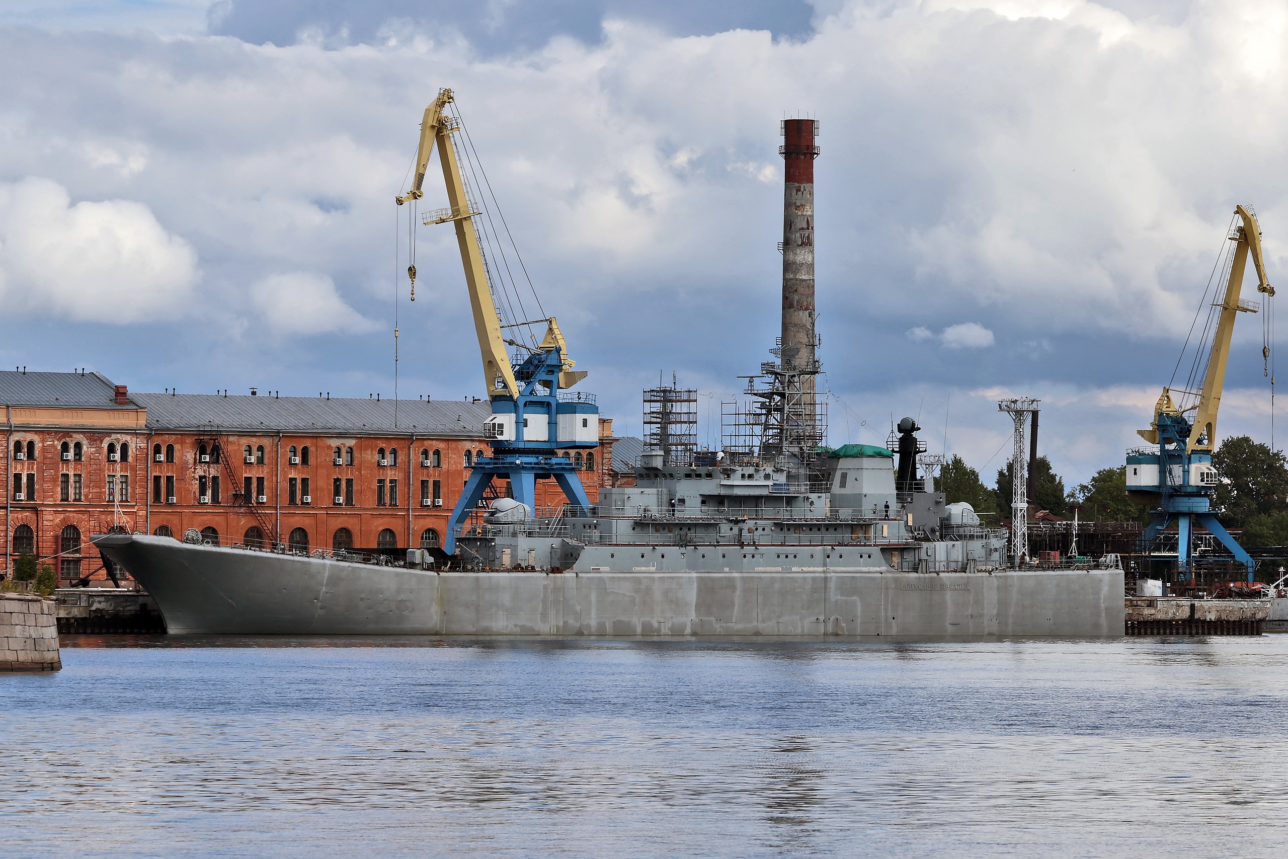 Морской завод. БДК Шабалин в Кронштадте. Корабль Шабалин в Кронштадте. Флаг БДК «Александр Шабалин». Кронштадт КМОЛЗ 1988.